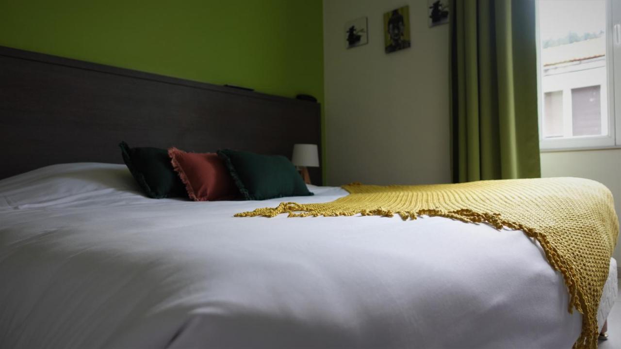 Hotel-Restaurant Des Voyageurs Le Cheylard Kültér fotó