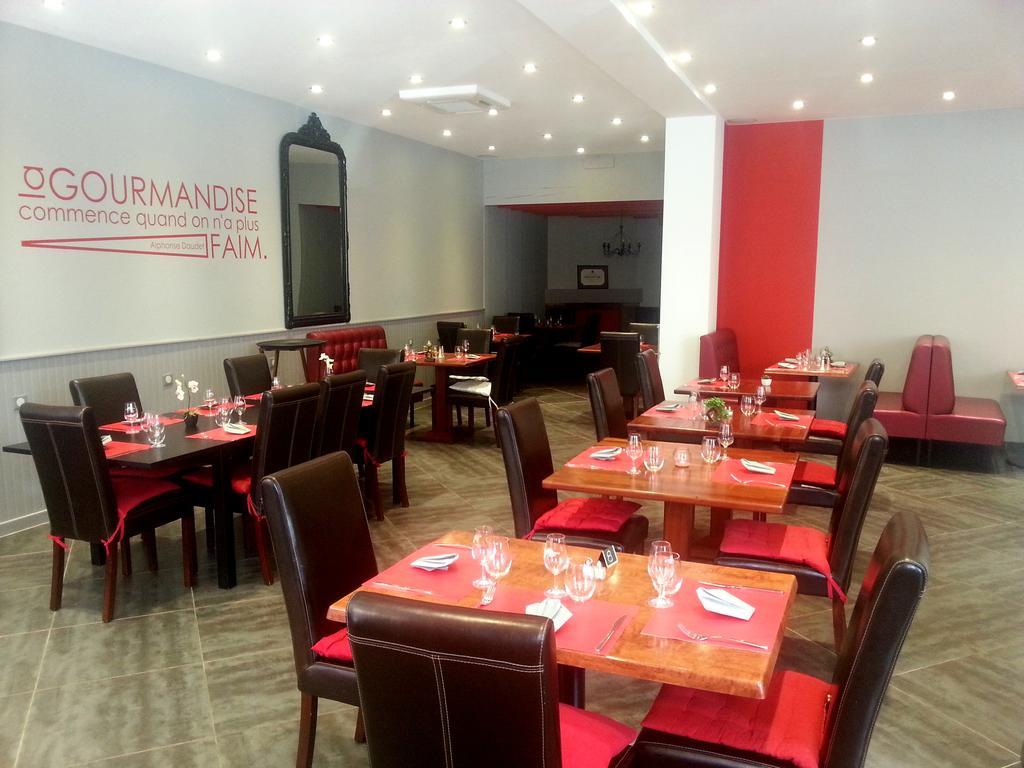 Hotel-Restaurant Des Voyageurs Le Cheylard Kültér fotó